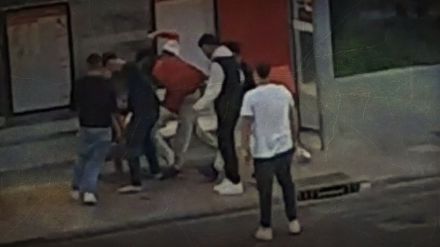 Al grito de 'maricón': Las crudas imágenes de la brutal agresión de Valencia