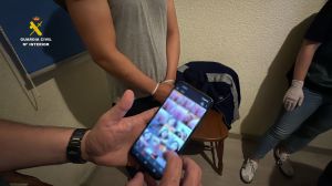 Detenido por embaucar a niñas de ocho y nueve años para obtener material pornográfico