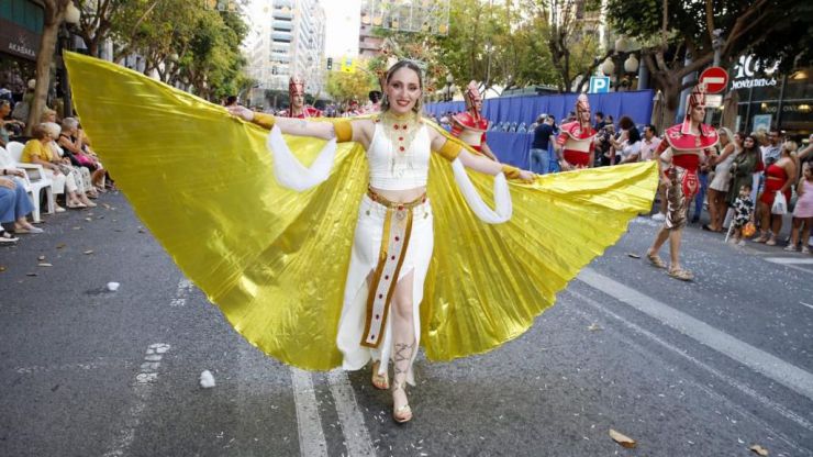 El Desfile del Ninot de Alicante prologa con magia, color, imaginación y buen humor las Hogueras 2024