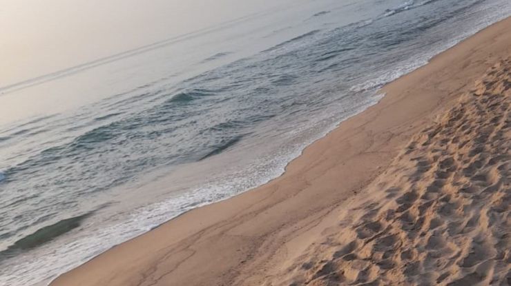 València reabre las playas afectadas por el vertido de fuel pero mantiene la bandera roja de prohibición del baño