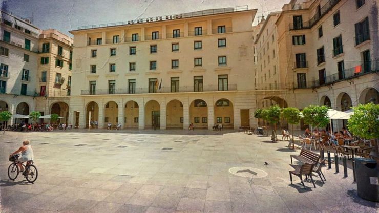 Robó más de 30.000 euros a la anciana que cuidaba en Alicante