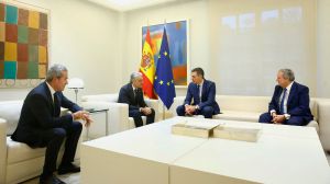 Pedro Sánchez y Luca de Meo discuten sobre los retos del sector del automóvil en Europa