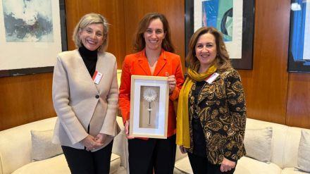Mónica García recibe un premio por su liderazgo en trasplantes hepáticos en España