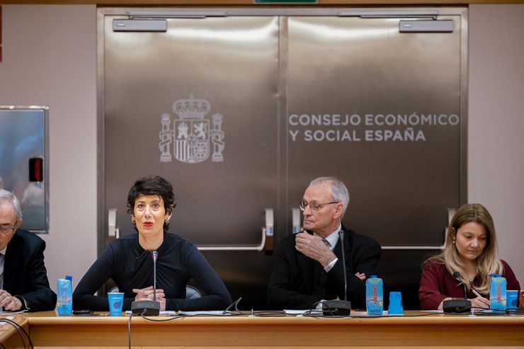 Elma Saiz pide al CES un informe sobre migración para mejorar políticas en España