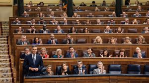 Sánchez defiende la gestión del Gobierno ante críticas de PP y Vox