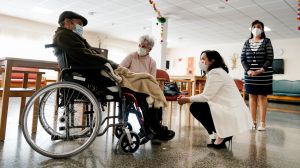 El juez archiva la causa por las muertes de ancianos en residencias y reprocha a Ayuso su 