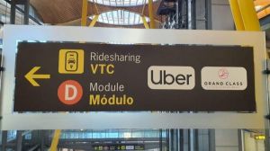 Crisis en los aeropuertos: La adjudicación de aparcamientos VIP a empresas de VTC perjudica a los taxistas