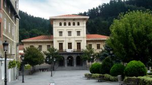 Lanzan un pivote a la vivienda de una concejala del PNV mientras dormía