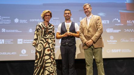 Martínez Abad entrega el 'Faro de Plata' al premio del público al filme 'El poder del silencio' de Saúl Pérez Ruano