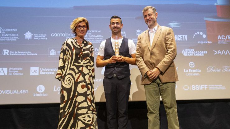 Martínez Abad entrega el 'Faro de Plata' al premio del público al filme 'El poder del silencio' de Saúl Pérez Ruano