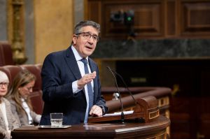 Patxi López: "El PSOE avanza mientras el PP se desploma"
