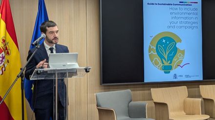 España obliga a más de 20 aerolíneas europeas a modificar su publicidad medioambiental engañosa