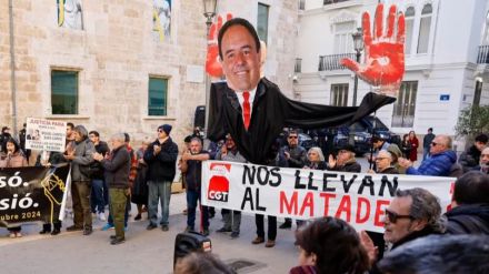 Víctimas de la DANA protestan en Les Corts contra Juanfran Pérez Llorca