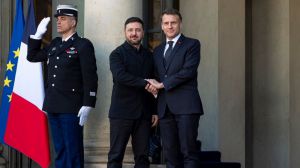 Macron anuncia una "fuerza multinacional" tras un posible alto el fuego en Ucrania mientras se producen ataques