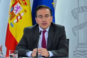 Albares confía en que los españoles atrapados en Oriente Próximo puedan regresar este martes