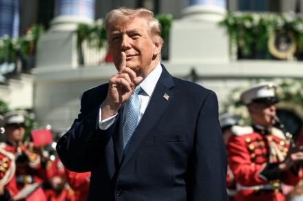 Trump suspende su ultimátum a Irán mientras Israel bombardea Líbano argumentando que 'el alto el fuego no se aplica aquí'