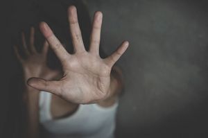 Confeso de asesinato se enfrenta a juicio tras estrangular y enterrar a su esposa bajo hormigón