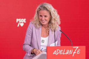 La portavoz del PSOE la lía al decir que "Andalucía se levantará del sofá" para votar el 17 de mayo