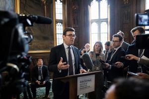 Andy Burnham asume como primer ministro del Reino Unido con el objetivo de transformar el país