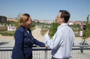 La delegada de Obras y Equipamientos visita el nuevo parque y los jardines del entorno del Wanda Metropolitano