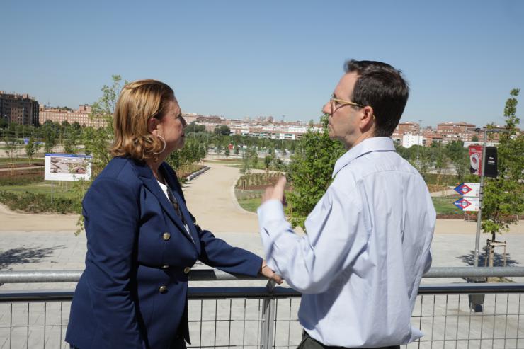 La delegada de Obras y Equipamientos visita el nuevo parque y los jardines del entorno del Wanda Metropolitano