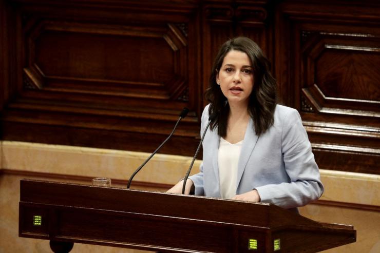 Lazos amarillos y pintadas en el adiós de Arrimadas al Parlament