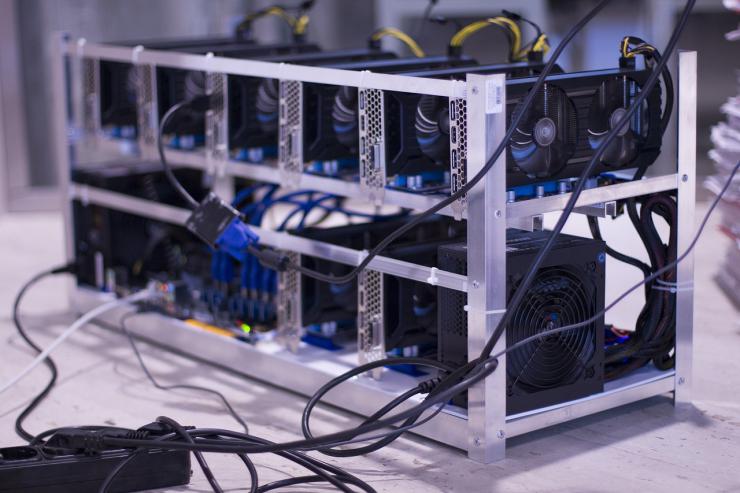 ¿Por qué amenazan a esta granja de bitcoin con cortarle la luz?