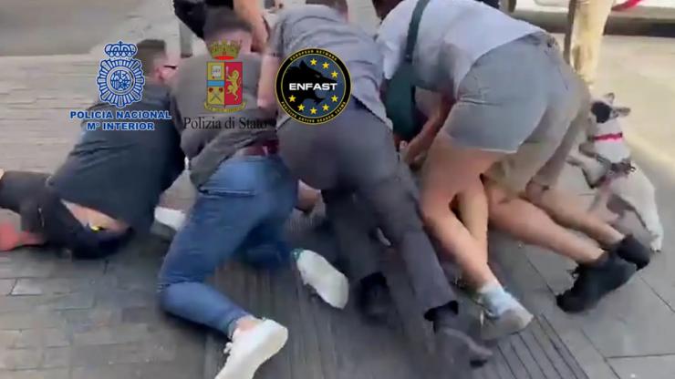 La viral detención de un violento fugitivo italiano en plena Gran Vía de Madrid