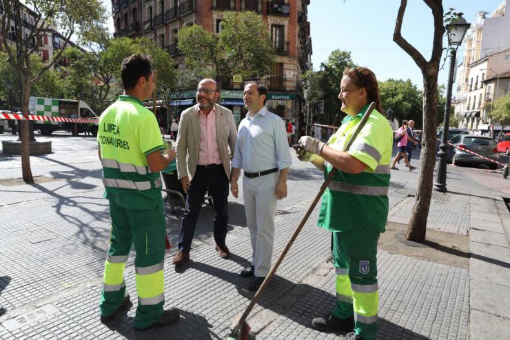 Carabante visita Centro para comprobar el estado de sus calles tras los refuerzos de limpieza