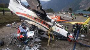 Un avión arrolla a tres personas [Vídeo]