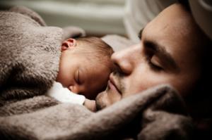 La Seguridad Social ha tramitado 65.386 procesos de maternidad y 70.705 de paternidad en el primer trimestre