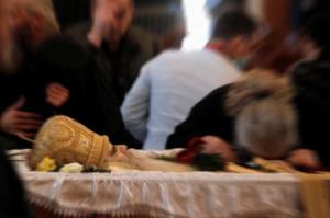 Miles de personas dan 'el último beso' al arzobispo de Montenegro tras morir por Covid-19