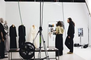 Óliver Laxe viste un diseño exclusivo de Adolfo Domínguez en los Oscar 2026