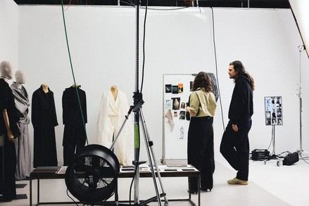 Óliver Laxe viste un diseño exclusivo de Adolfo Domínguez en los Oscar 2026