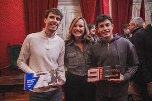Ministra Alegría rinde homenaje a los hermanos Márquez por su exitosa temporada en MotoGP