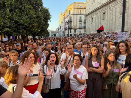 Protestas en Sevilla por la gestión del cáncer de mama en Andalucía