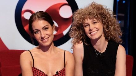 Hiba Abouk y Esther Acebo presentan 'Cucaracha' en 'Atención Obras'
