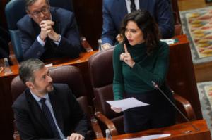 Ayuso a la izquierda: 