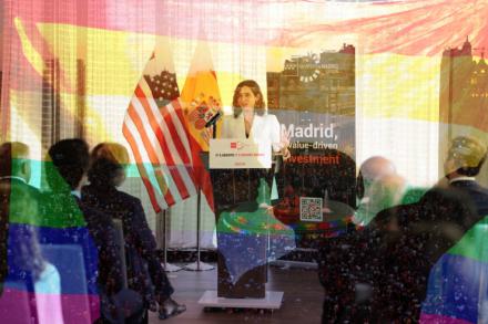 Ayuso contraprograma el Orgullo LGTBIQ+ con un nuevo homenaje a Estados Unidos: 'Que se vaya con Trump a la Casa de Campo'