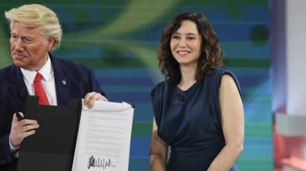 La oposición estalla como nunca contra Ayuso por la medalla a Trump en la Asamblea de Madrid