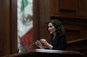Ayuso se enfrenta a críticas por su polémico viaje a México y su relato contradictorio