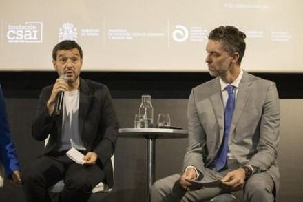 Bustinduy aboga por regular la publicidad de alimentos poco saludables para proteger a los menores