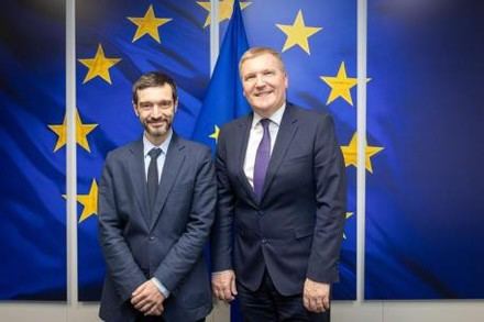 Bustinduy solicita a la UE medidas contra la desinformación en redes sociales de Musk y Zuckerberg