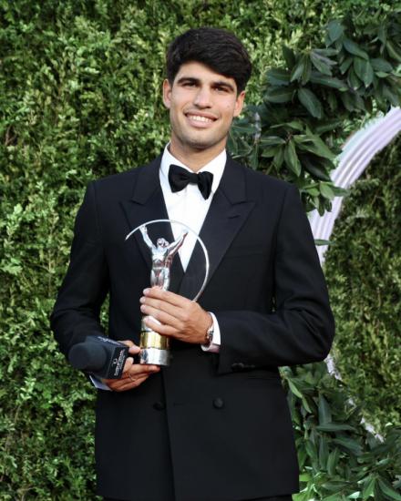 Carlos Alcaraz recibe el premio al mejor deportista del año en los Laureus