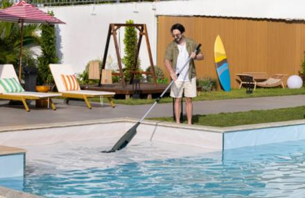 Cepillado y aspirado de tu piscina: Un método sencillo para un agua clara y libre de algas