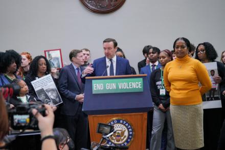 Intereses ocultos: Un senador demócrata se hace viral al tumbar la justificación de Trump para atacar Irán