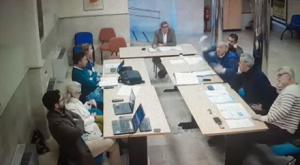 Un concejal del PSOE renuncia tras lanzar un vaso a un portavoz de Vox al grito de 