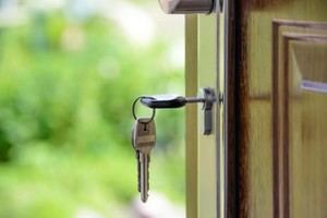 Consumo elimina 65,000 anuncios ilegales en Airbnb y detecta otros 55,000 sin registro