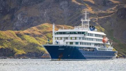 Crucero con hantavirus planea llegar a Canarias con 14 españoles a bordo