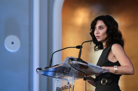 Cumplirá o se arriesgará a la justicia: El ultimátum del Gobierno a Ayuso por el registro de objetores al aborto